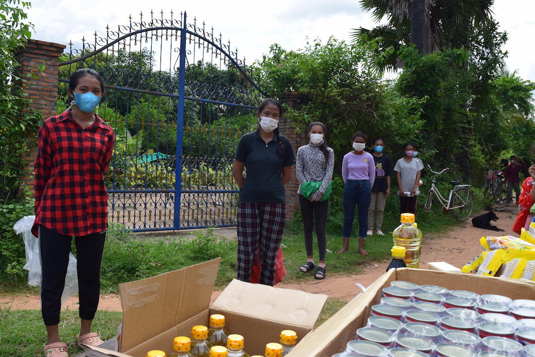 Emergency food drops at Tchey 1