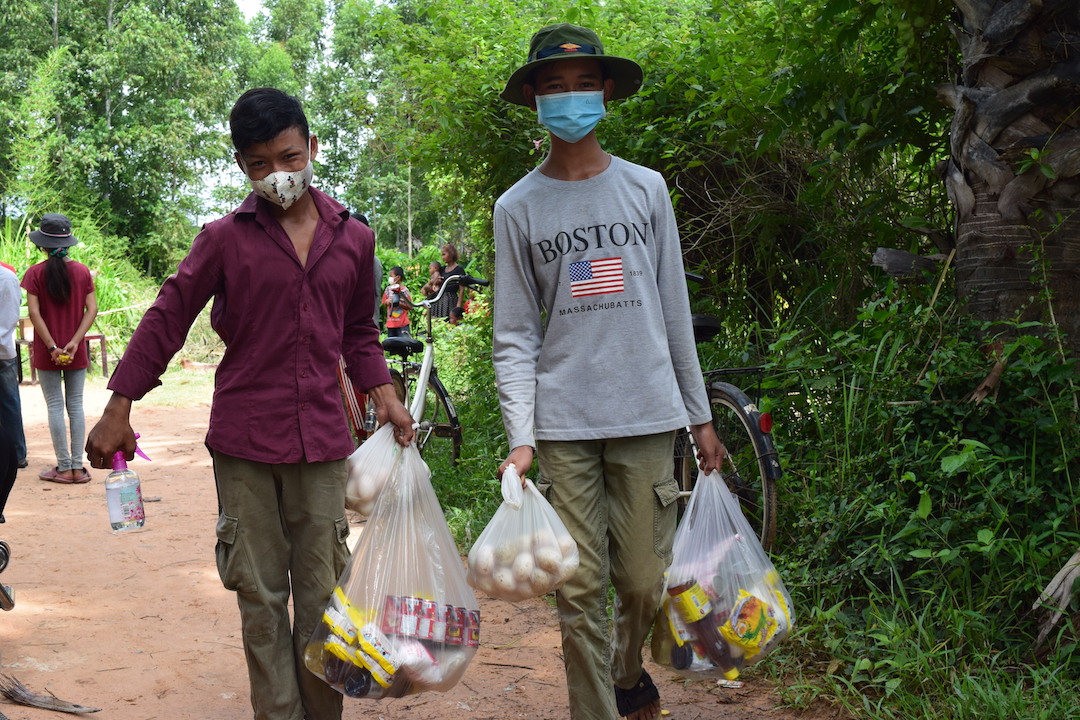 Emergency food drops at Tchey